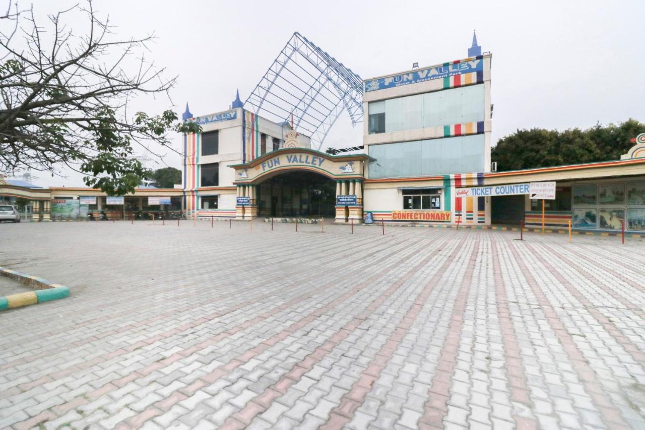 Oyo 19862 The Fun Valley Doiwāla Exterior photo